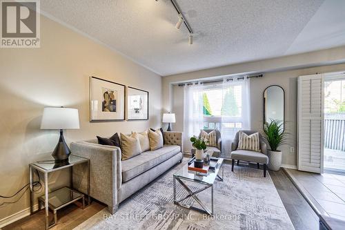 68 Collis Drive, Aurora, ON - Indoor Photo Showing Living Room