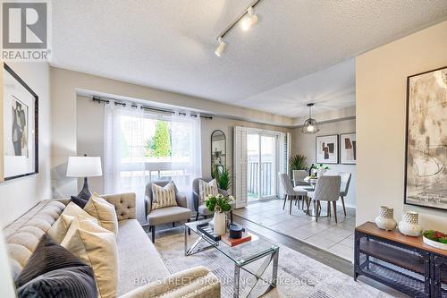 68 Collis Drive, Aurora, ON - Indoor Photo Showing Living Room