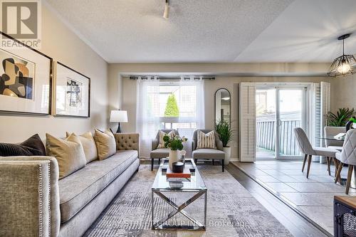 68 Collis Drive, Aurora, ON - Indoor Photo Showing Living Room