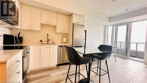 15 Wellington Street S Unit# 2201, Waterloo, ON - Indoor Photo Showing Kitchen