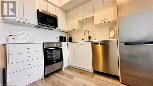 15 Wellington Street S Unit# 2201, Waterloo, ON - Indoor Photo Showing Kitchen