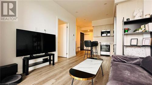 15 Wellington Street S Unit# 2201, Waterloo, ON - Indoor Photo Showing Living Room