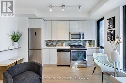 524 - 111 Bathurst Street, Toronto, ON - Indoor Photo Showing Kitchen