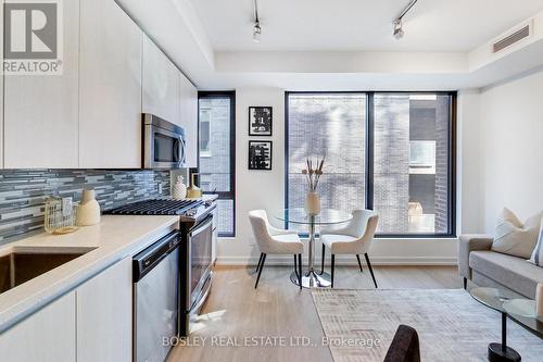 524 - 111 Bathurst Street, Toronto, ON - Indoor Photo Showing Kitchen