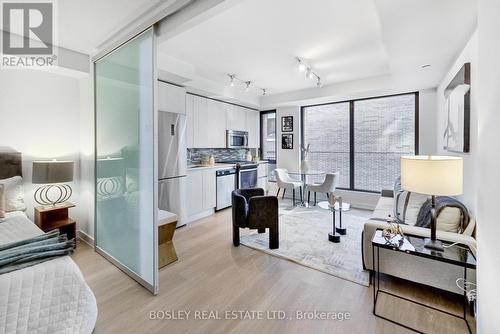 524 - 111 Bathurst Street, Toronto, ON - Indoor Photo Showing Kitchen