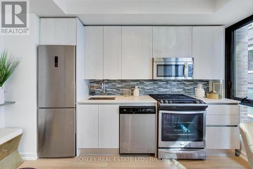 524 - 111 Bathurst Street, Toronto, ON - Indoor Photo Showing Kitchen With Upgraded Kitchen