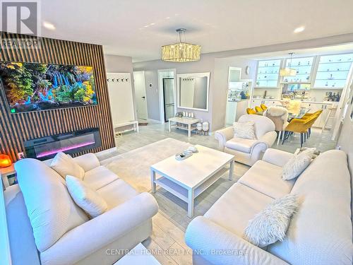 333 Walker Avenue, Bradford West Gwillimbury, ON - Indoor Photo Showing Living Room