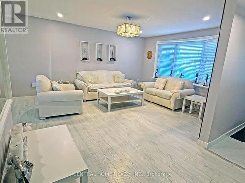 333 Walker Avenue, Bradford West Gwillimbury, ON - Indoor Photo Showing Living Room