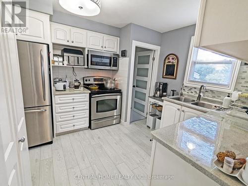 333 Walker Avenue, Bradford West Gwillimbury, ON - Indoor Photo Showing Kitchen With Double Sink