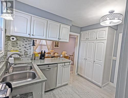 333 Walker Avenue, Bradford West Gwillimbury, ON - Indoor Photo Showing Kitchen With Double Sink