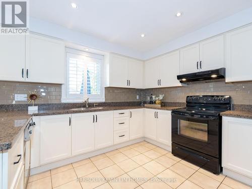 32 Queens College Drive, Richmond Hill, ON - Indoor Photo Showing Kitchen