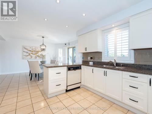 32 Queens College Drive, Richmond Hill, ON - Indoor Photo Showing Kitchen