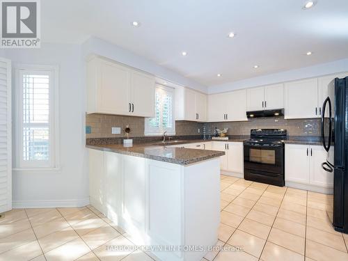 32 Queens College Drive, Richmond Hill, ON - Indoor Photo Showing Kitchen