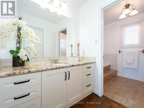 32 Queens College Drive, Richmond Hill, ON - Indoor Photo Showing Bathroom