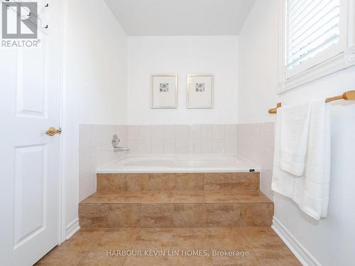 32 Queens College Drive, Richmond Hill, ON - Indoor Photo Showing Bathroom