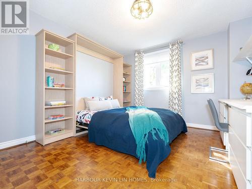 32 Queens College Drive, Richmond Hill, ON - Indoor Photo Showing Bedroom