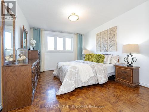 32 Queens College Drive, Richmond Hill, ON - Indoor Photo Showing Bedroom