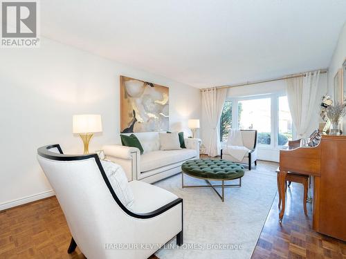 32 Queens College Drive, Richmond Hill, ON - Indoor Photo Showing Living Room