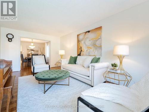 32 Queens College Drive, Richmond Hill, ON - Indoor Photo Showing Living Room