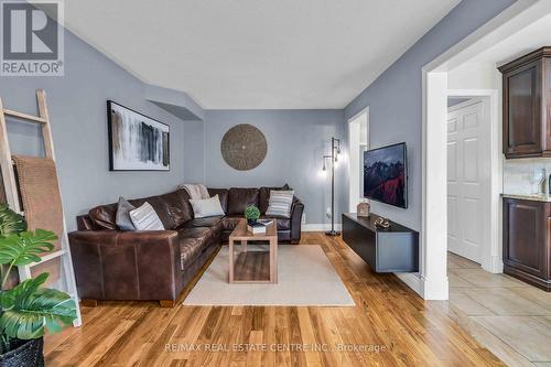 5 Cornerstone Court, Caledon, ON - Indoor Photo Showing Living Room