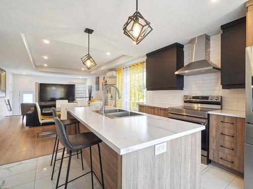 Overall view - 35 Carré Gerry-Butt, Salaberry-De-Valleyfield, QC - Indoor Photo Showing Kitchen With Double Sink