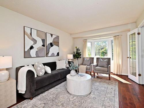 74 Old Yonge St, Aurora, ON - Indoor Photo Showing Living Room