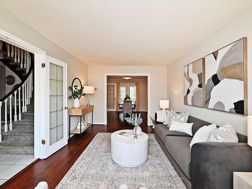 74 Old Yonge St, Aurora, ON - Indoor Photo Showing Living Room