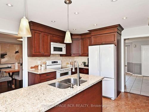 74 Old Yonge St, Aurora, ON - Indoor Photo Showing Kitchen With Double Sink With Upgraded Kitchen