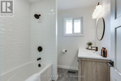 Main Level Washroom - 32 Clark Street, Strathroy-Caradoc (Melbourne), ON - Indoor Photo Showing Bathroom