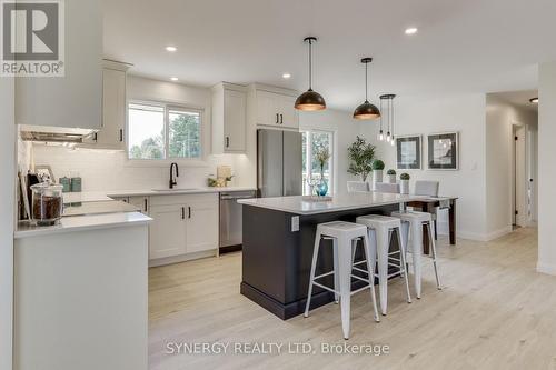 32 Clark Street, Strathroy-Caradoc (Melbourne), ON - Indoor Photo Showing Kitchen With Upgraded Kitchen