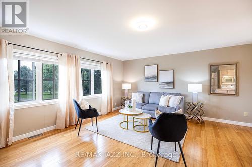 23 Bayview Drive, Greater Napanee, ON - Indoor Photo Showing Living Room