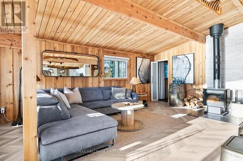 7406 Glen Ellen Drive, Ramara, ON - Indoor Photo Showing Living Room