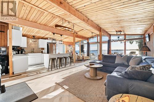 7406 Glen Ellen Drive, Ramara, ON - Indoor Photo Showing Living Room