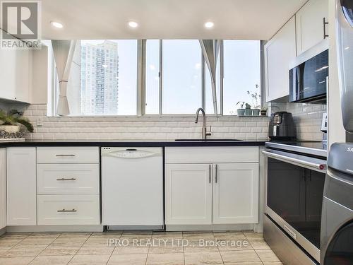 806 - 3700 Kaneff Crescent, Mississauga, ON - Indoor Photo Showing Kitchen