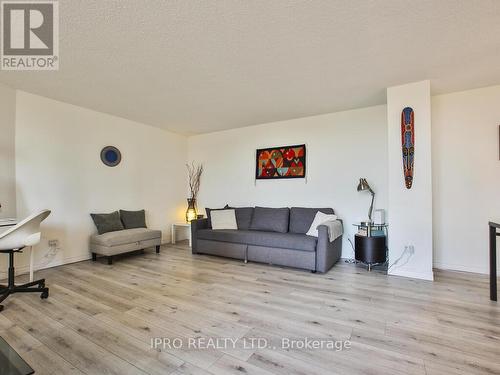 806 - 3700 Kaneff Crescent, Mississauga, ON - Indoor Photo Showing Living Room