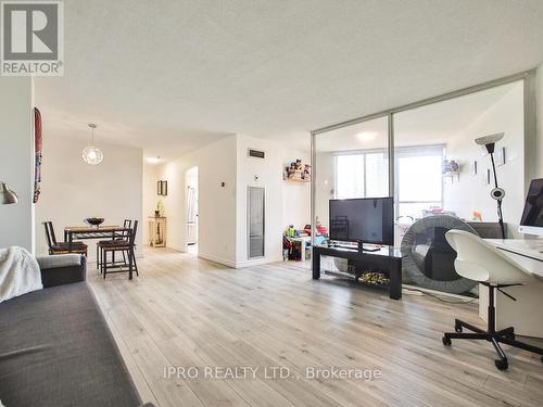 806 - 3700 Kaneff Crescent, Mississauga, ON - Indoor Photo Showing Living Room