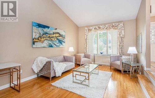 1697 Missenden Crescent, Mississauga, ON - Indoor Photo Showing Living Room