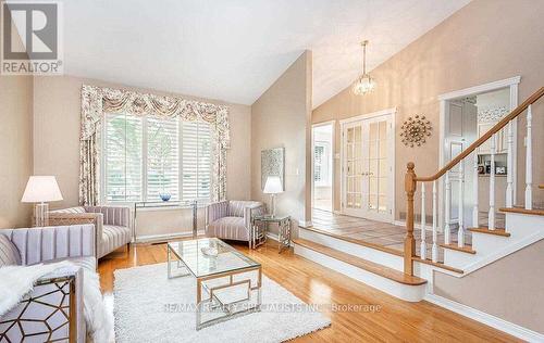 1697 Missenden Crescent, Mississauga, ON - Indoor Photo Showing Living Room