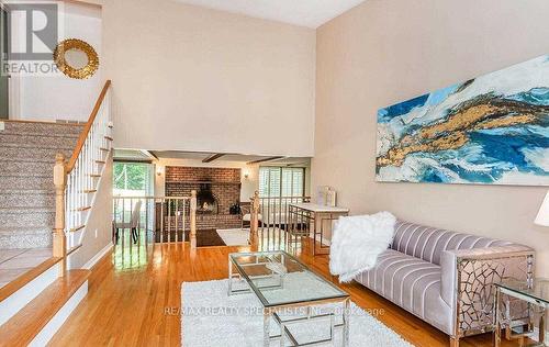 1697 Missenden Crescent, Mississauga, ON - Indoor Photo Showing Living Room