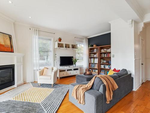 Salon - 6010 Rue Molson, Montréal (Rosemont/La Petite-Patrie), QC - Indoor Photo Showing Living Room With Fireplace