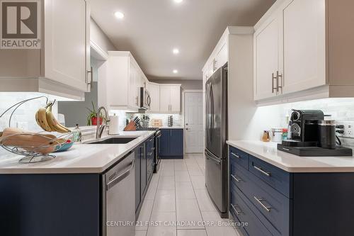 67 Broadway Avenue, London, ON - Indoor Photo Showing Kitchen With Upgraded Kitchen