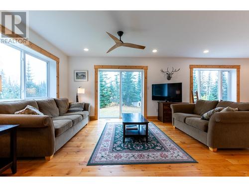 37729 Upper Fraser Road, Prince George, BC - Indoor Photo Showing Living Room