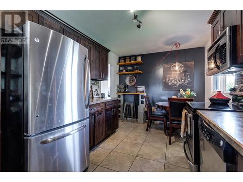 495 Donhauser Road, Kelowna, BC - Indoor Photo Showing Kitchen