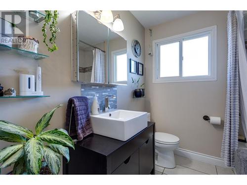 495 Donhauser Road, Kelowna, BC - Indoor Photo Showing Bathroom