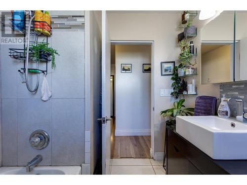 495 Donhauser Road, Kelowna, BC - Indoor Photo Showing Bathroom