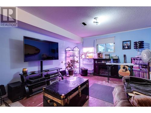 495 Donhauser Road, Kelowna, BC - Indoor Photo Showing Living Room