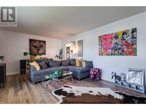 495 Donhauser Road, Kelowna, BC - Indoor Photo Showing Living Room