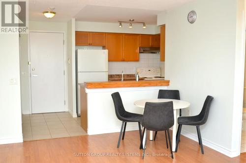 1001 - 55 Strathaven Drive, Mississauga, ON - Indoor Photo Showing Kitchen