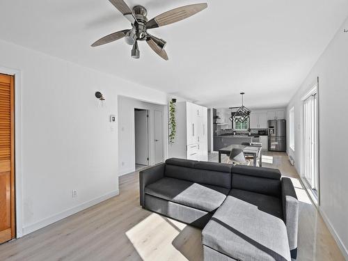 Salon - 72 Ch. Magenta, Farnham, QC - Indoor Photo Showing Living Room