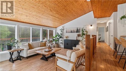 582742 9B Side Road, Chatsworth (Twp), ON - Indoor Photo Showing Living Room